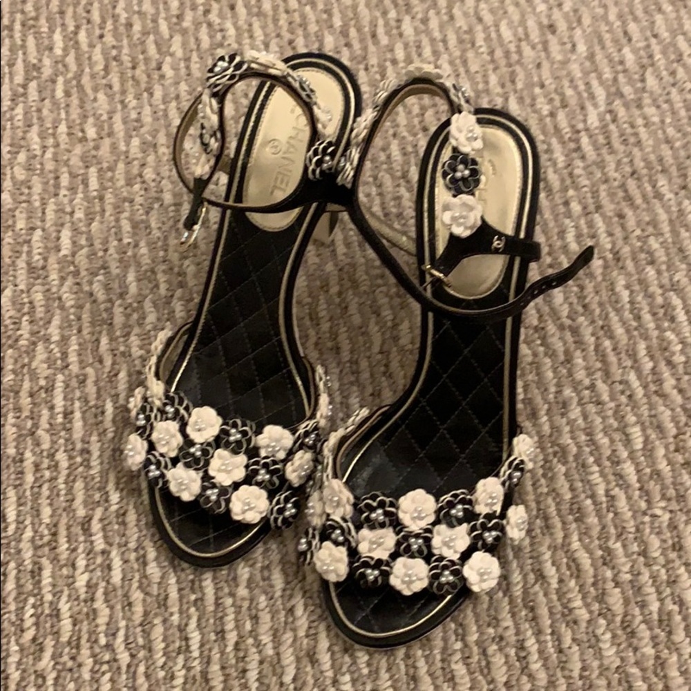 CHANEL FLORAL SANDALS BLACK AND WHITE